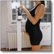 mulher grávida em escala